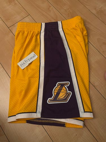 New Mens Mitchell & Ness LA Lakers '09 Swingman Basketball Size 2XL Yellow Shorts