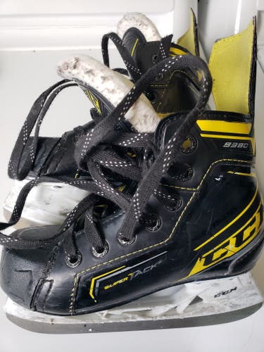 Youth Used CCM Tacks 9380 Hockey Skates Regular Width Size 13