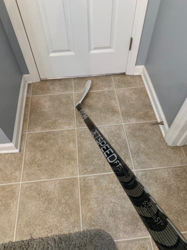 Senior Right Handed P28 JetSpeed FT5 Pro Hockey Stick