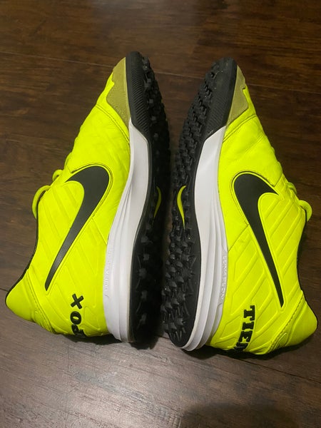 Círculo de rodamiento suave Boda Nike TiempoX Proximo TF Turf Soccer cleats size 11.5 volt green shoes |  SidelineSwap
