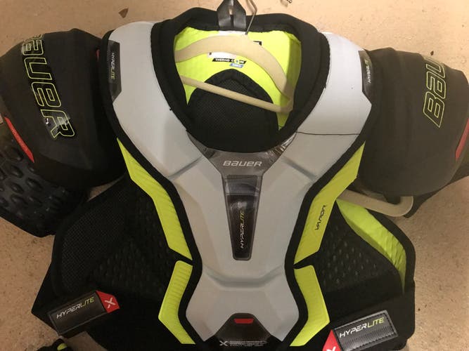 Junior New Bauer Vapor Hyperlite shoulder Pads