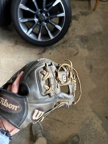 Used Right Hand Throw 11.5" A2000 Baseball Glove