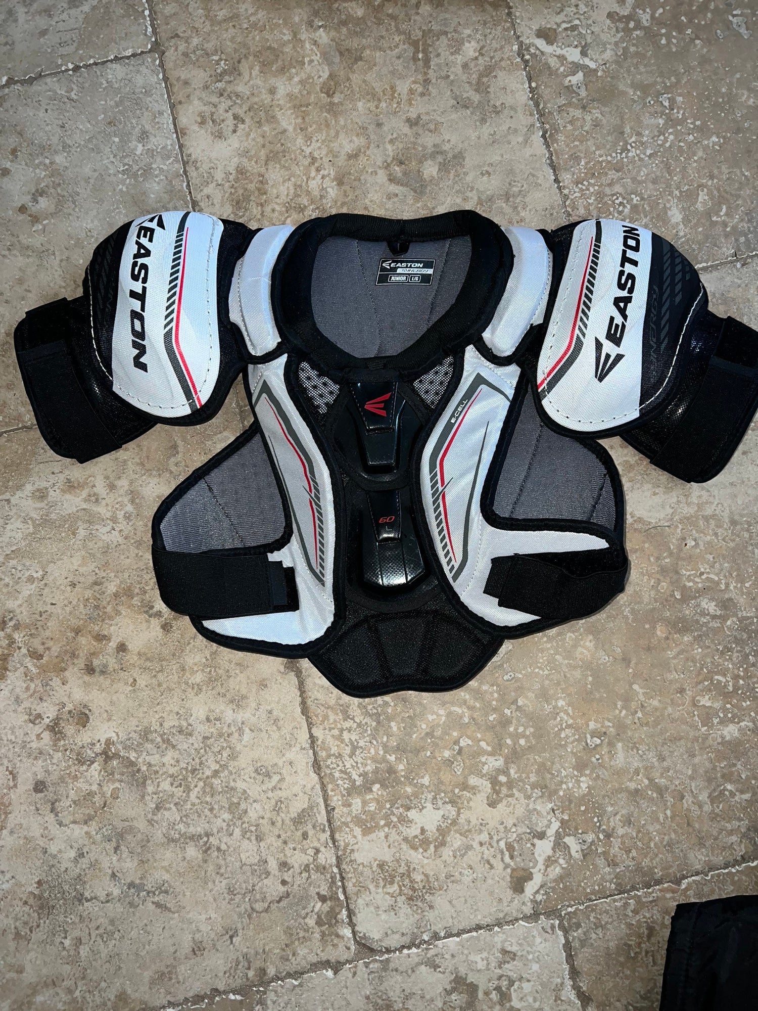 EASTON Synergy 60 Shoulder Pad- Sr