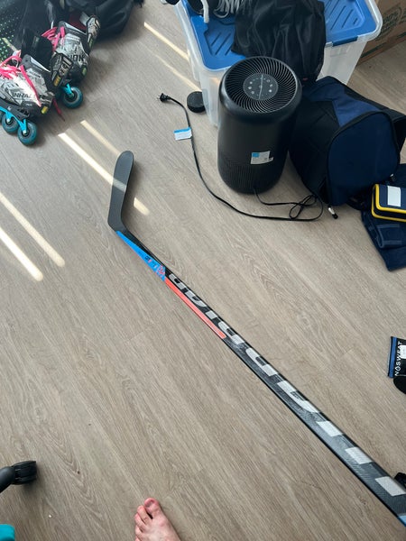Senior Right Handed W05 Pro Stock QRE Pro Team Hockey Stick