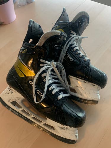 Used Bauer Regular Width Pro Stock Size 9 Supreme UltraSonic Hockey Skates