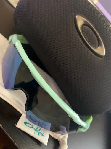 Used/Like New Youth Oakley Radar EV Sunglasses