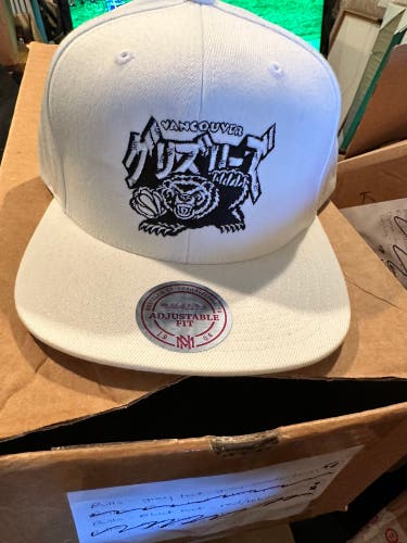 Vancouver Grizzlies White Ninja hat -Mitchell & Ness NWT
