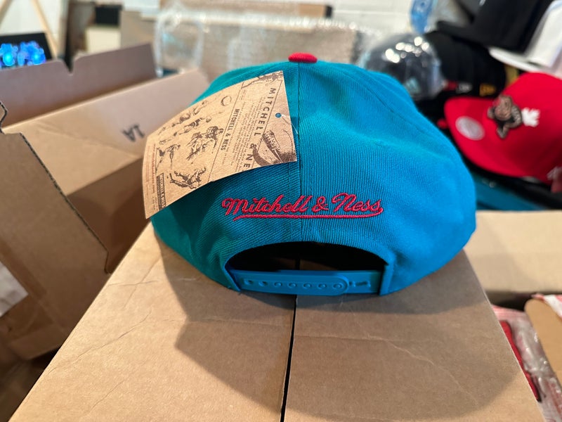 Vancouver Grizzlies Teal Claw hat by Mitchell & Ness-NWT