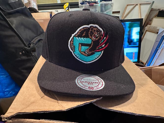 Vancouver Grizzlies G logo hat by Mitchell & Ness-NWT