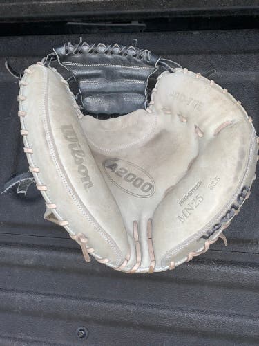 Wilson A2000 MN25 Custom Catcher’s Mitt