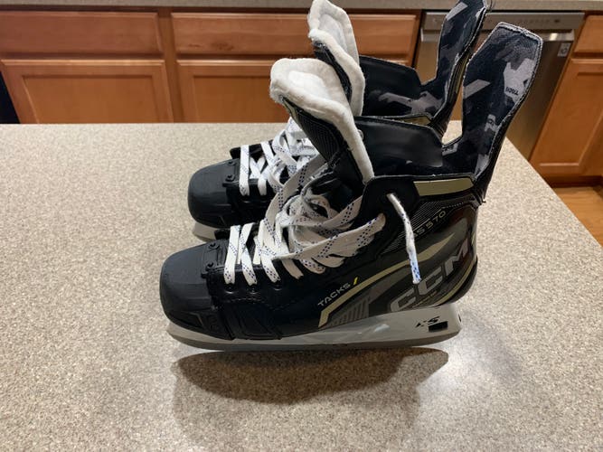 Used CCM Regular Width Size 7.5 Tacks AS-570 Hockey Skates