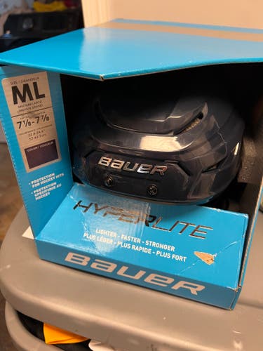 New med/Large Bauer Hyperlite Helmet