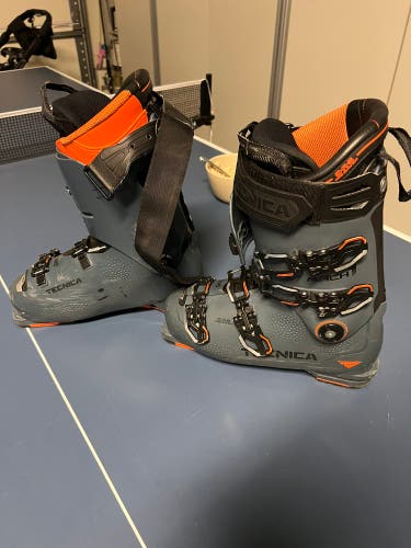 Technica Mach 1 ski boot