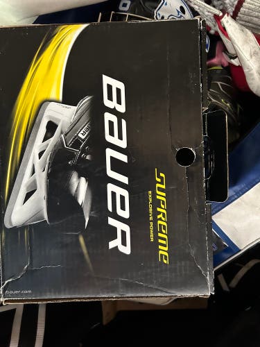 Junior Bauer Regular Width  Size 1 Supreme S27 Hockey Goalie Skates
