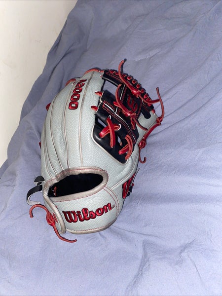 Used Right Hand Throw Wilson Infield A2000 Baseball Glove 11.5"