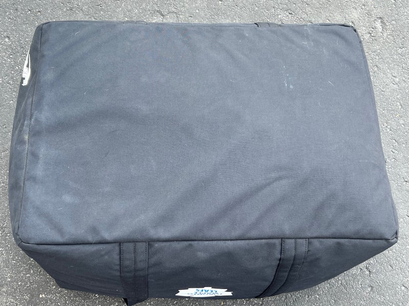 Mojo Licensing NHL Toronto Maple Leafs 22 x 12.25 x 5.5 Black Ballistic  Nylon Softshell Duffel Bag (1-Bag) in the Luggage & Luggage Sets department  at