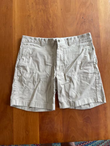 Men’s Good Condition J. Crew Mercantile Khaki Flat Front Shorts Size 32 Waist