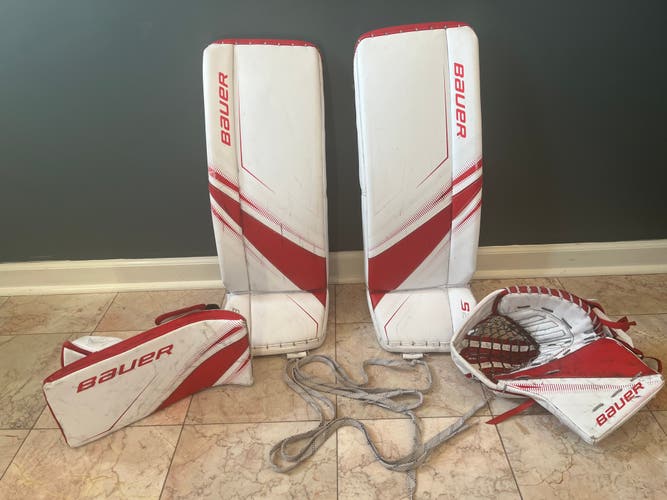 Bauer S29 intermediate size small pads and regular glove and blocker