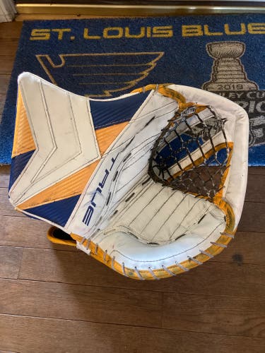 True Catalyst PX3 Pro Custom Glove Joel Hofer St. Louis Blues