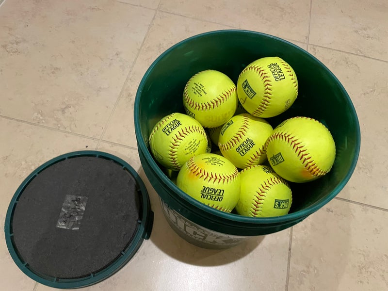 12 Softballs with bucket, 12inch Fastpitch