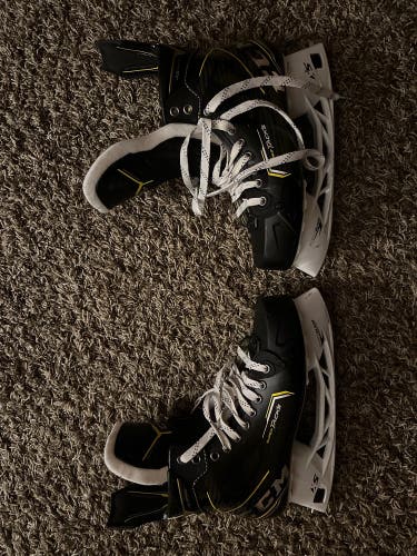 New CCM Regular Width  Size 9.5 Super Tacks AS3 Pro Hockey Skates