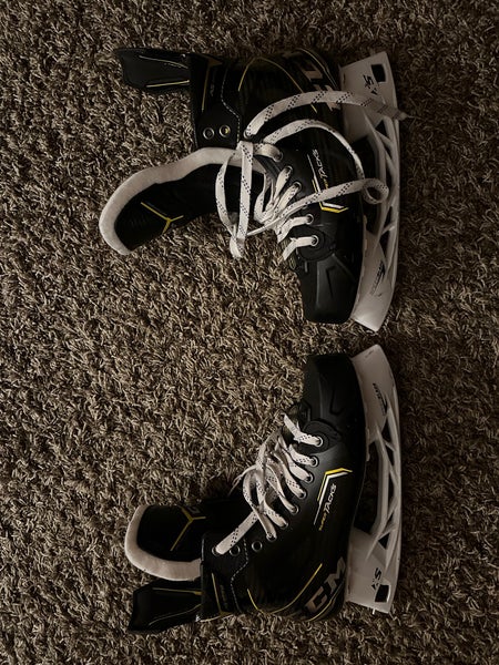 New CCM Regular Width Size 9.5 Super Tacks AS3 Pro Hockey Skates