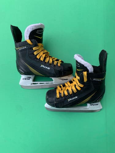 Used Youth CCM Tacks 2052 Hockey Skates (Regular) - Size: 13.0