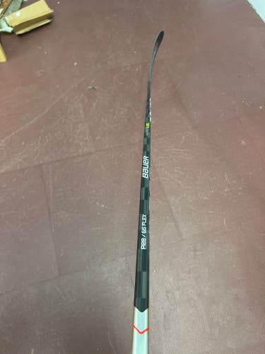 Intermediate Left Hand P28 Vapor Hyperlite Hockey Stick