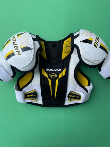 Used Youth Bauer Supreme One40 Hockey Shoulder Pads (Size: Large)