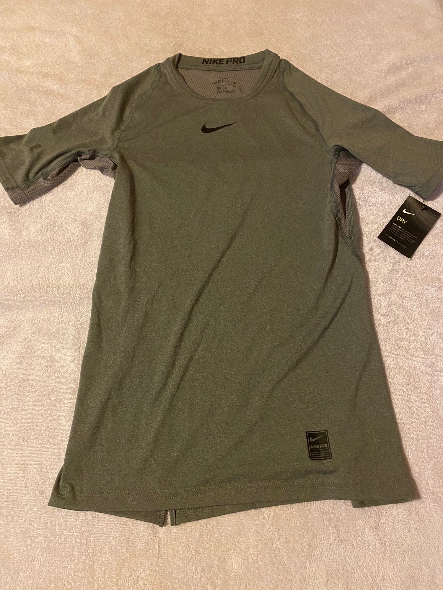 Dificil serie Piscina Nike Pro Dri Fit Men's Medium Short Sleeve Compression Shirt New |  SidelineSwap