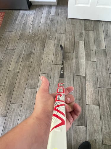 Senior Right Handed P28 Vapor Hyperlite Hockey Stick