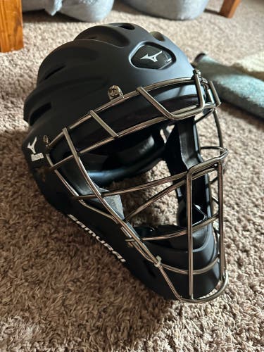 Mizuno Catcher’s Mask in Baseball