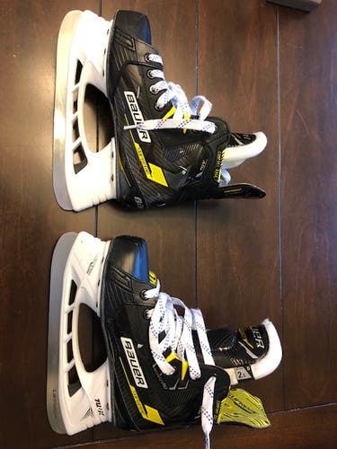 Junior Used Bauer Supreme M4 Hockey Skates Regular Width Size 2.5
