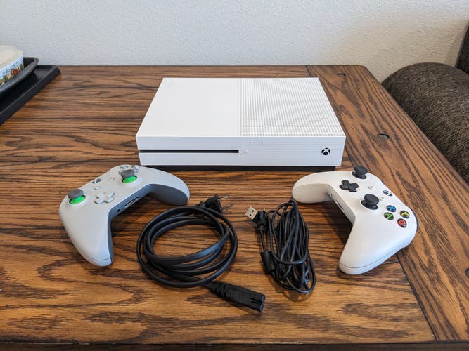 Xbox One S 500 GB HDD & 2 Controllers