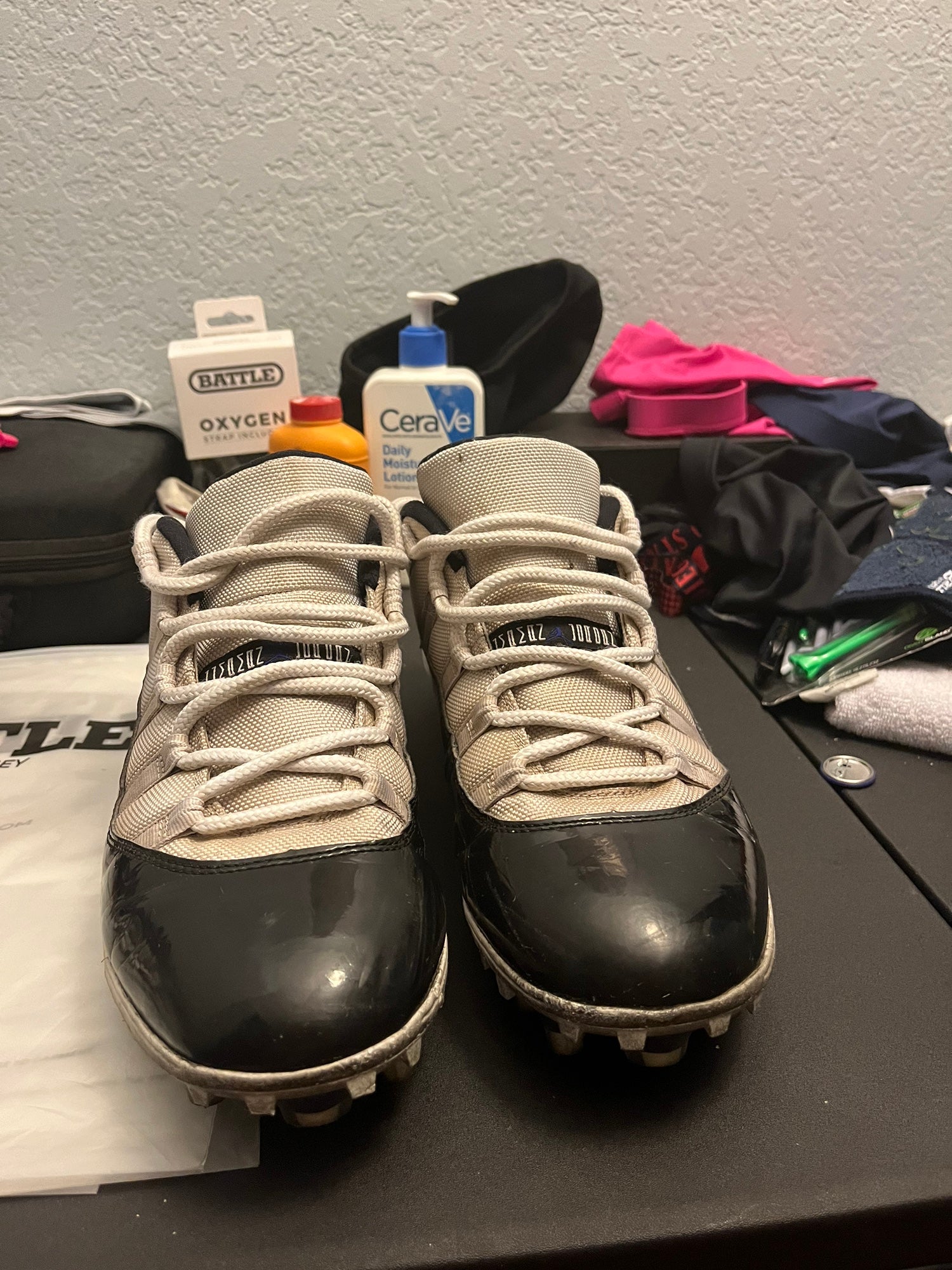 jordan 11 cleats on feet