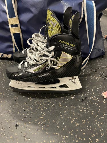New True Wide Width Size 8.5 Catalyst 9 Hockey Skates