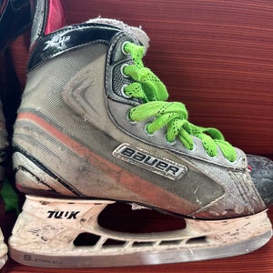 Junior Bauer Regular Width Size 5.5 Vapor x4.0 Hockey Skates
