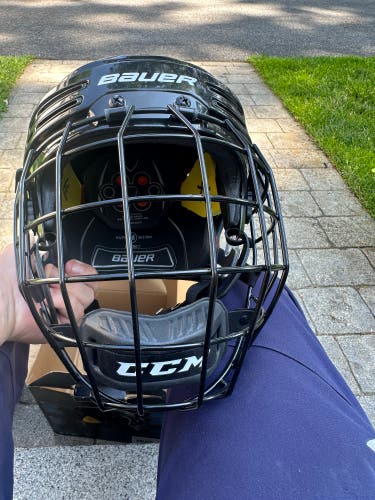 Used Medium Bauer Re-Akt 75 Helmet
