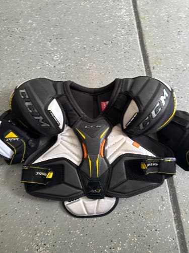 CCM AS1 Super Tacks shoulder pads