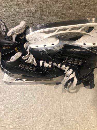 New Bauer Regular Width  Size 4 Supreme 190 Hockey Skates