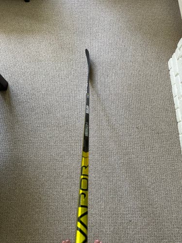 Senior Right Handed P28 Pro Stock Vapor Hyperlite Hockey Stick