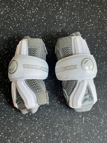 New Medium Maverik Rome Arm Pads