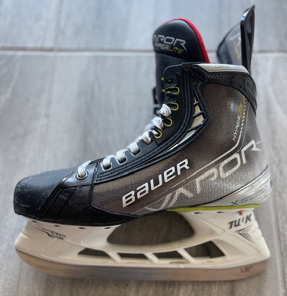 ** ALMOST NEW!! Senior Used Bauer Vapor Hyperlite Hockey Skates Regular Width Size 7 **
