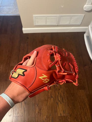 Used Right Hand Throw 11.5" z9 Baseball Glove