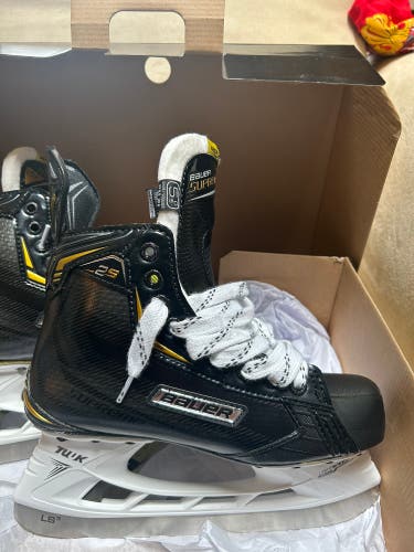 New Bauer Regular Width Size 5.5 Supreme 2S Hockey Skates