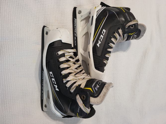 Youth Used CCM Tacks 9080 Hockey Goalie Skates Regular Width Size 4