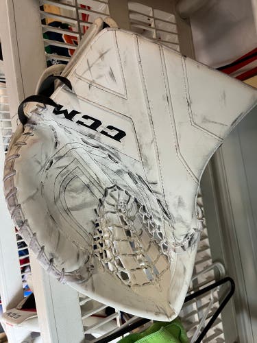 Like New Regular CCM Axis 1.9 Goalie Glove