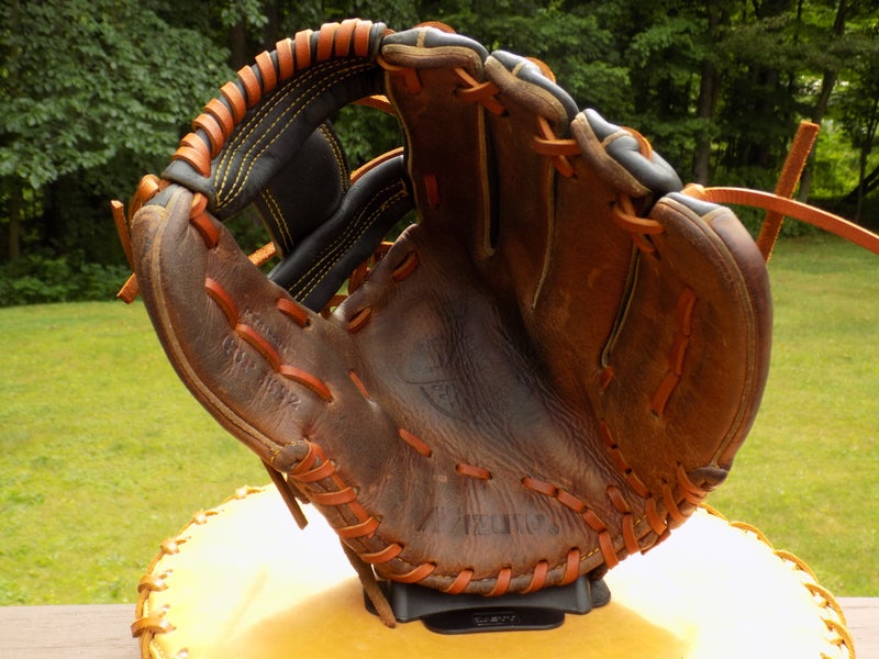 Used Mizuno Infield Right Hand Throw Classic Pro Soft Baseball Glove 11.75"