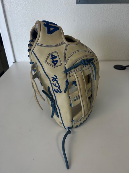 44 Outfielder Glove 12.75”