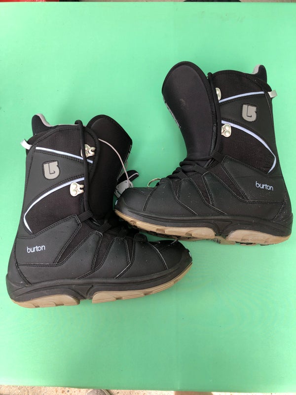 Used Women's Burton Moto Snowboard Boots - Size: W 7.0 (M 6.0)